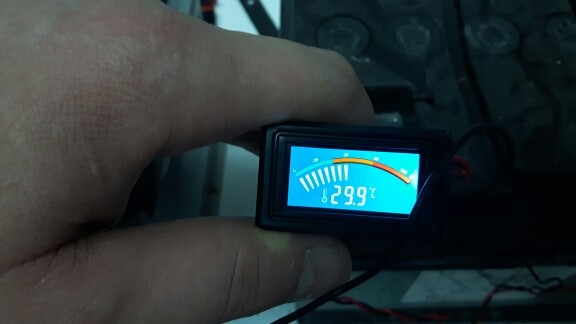 Barevný digitální  LED teploměr vestavný typ gauge, teploměr do auta